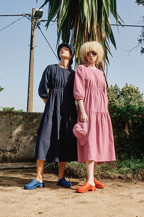 organic-dresses Zwei Frauen in Bio-Kleidern von dedicated vor einer Palme