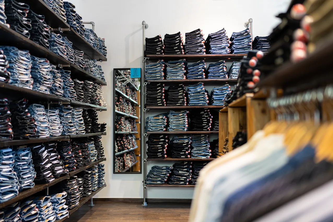 zündstoff clothing store Ansicht der Denim-Wall von zündstoff clothing in Freiburg