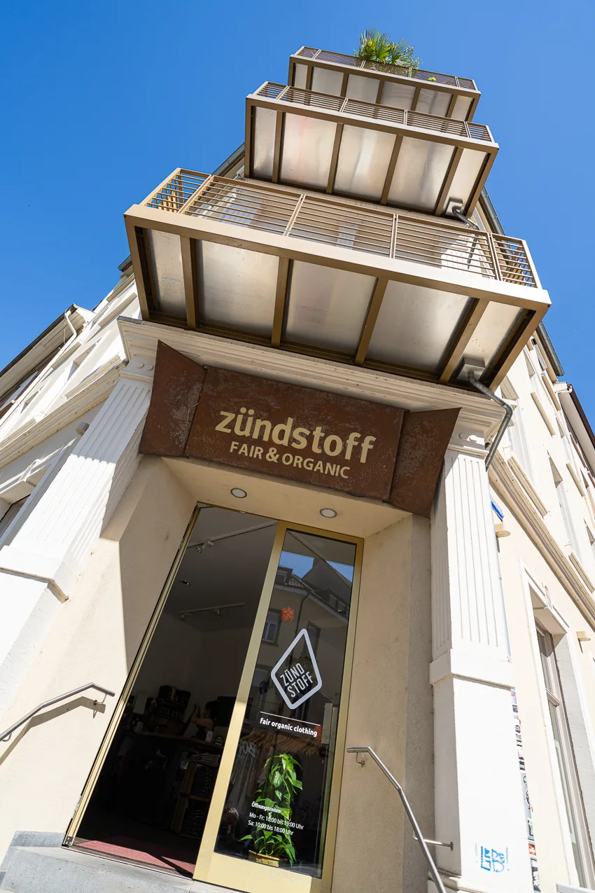 Außenansicht des Eingangsbereichs von zündstoff clothing in der Moötkestraße Freiburg