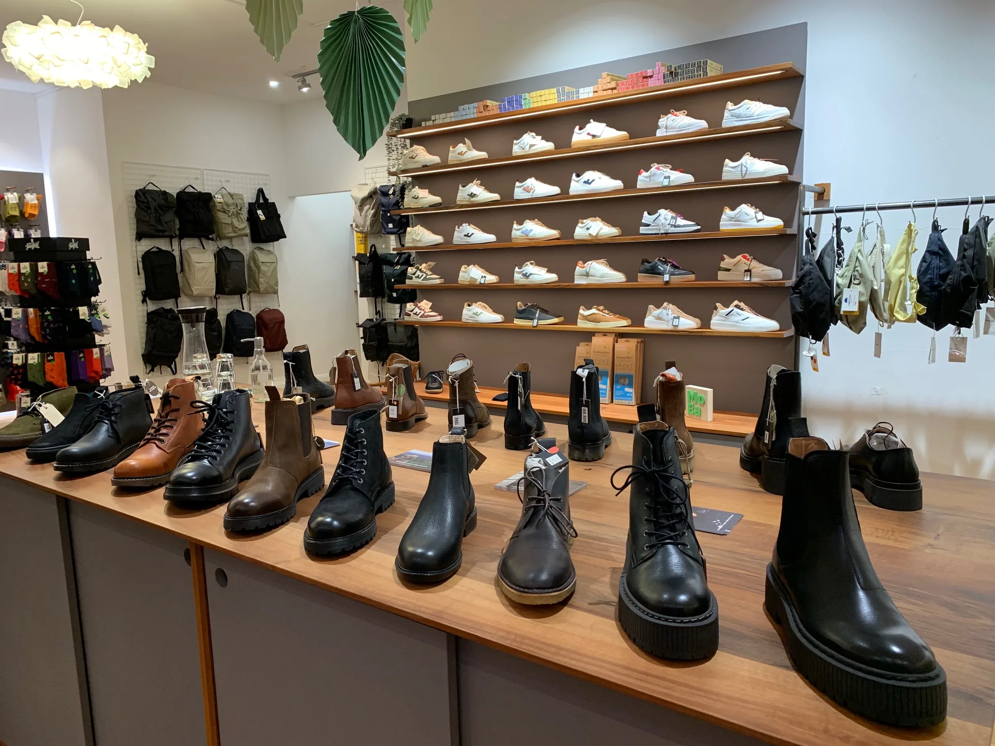 zuendstoff-footwear-store-innenansicht Innen ansicht mit Schuhen aus dem Laden zündstoff footwear in Freiburg